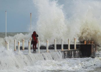 Depressão atlântica gigante aproxima-se de Portugal: semana marcada por chuva e instabilidade extrema