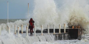Depressão atlântica gigante aproxima-se de Portugal: semana marcada por chuva e instabilidade extrema