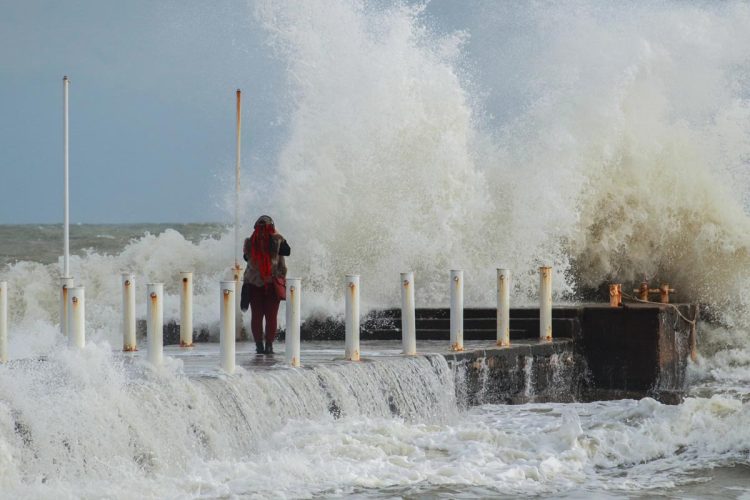Depressão atlântica gigante aproxima-se de Portugal: semana marcada por chuva e instabilidade extrema