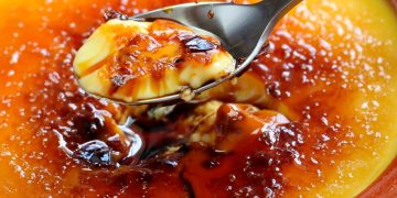 Leite creme tradicional português servido numa taça, com crosta caramelizada dourada.