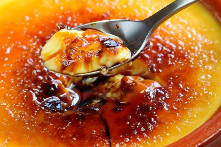 Leite creme tradicional português: receita clássica passo a passo Leite creme tradicional português servido numa taça, com crosta caramelizada dourada.