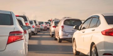 Mudança de via em engarrafamento pode custar caro: saiba quando esta manobra é proibida e punível com multa