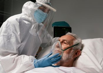 Médicos analisam a propagação da nova variante da gripe H3N2 K na Europa durante o inverno