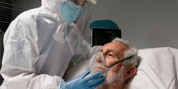Médicos analisam a propagação da nova variante da gripe H3N2 K na Europa durante o inverno