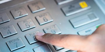 Alerta nacional: o truque quase invisível que está a clonar cartões em segundos nos Multibancos portugueses