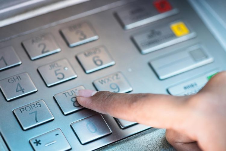 Alerta nacional: o truque quase invisível que está a clonar cartões em segundos nos Multibancos portugueses