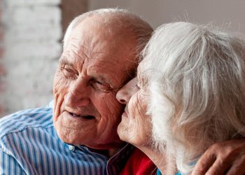 Mapa de Portugal com destaque para regiões com maior e menor esperança de vida, segundo dados do INE.