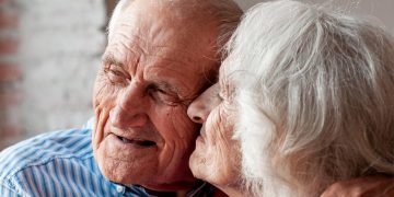 Mapa de Portugal com destaque para regiões com maior e menor esperança de vida, segundo dados do INE.