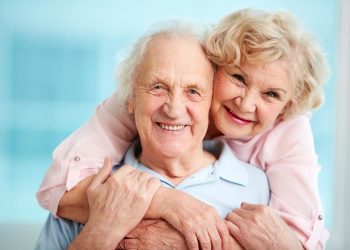 Pensionista a analisar o aumento das pensões previsto para 2026