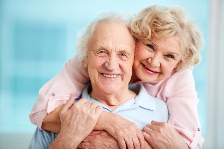 Pensionista a analisar o aumento das pensões previsto para 2026