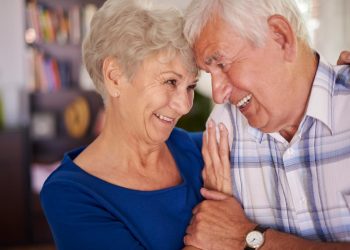 Trabalhador sénior a analisar documentos da pré-reforma numa mesa de trabalho.