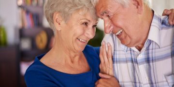 Trabalhador sénior a analisar documentos da pré-reforma numa mesa de trabalho.