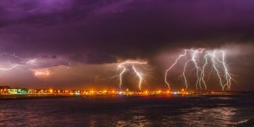 Proteção Civil lança alerta: Depressão Cláudia atinge Portugal com chuva torrencial, ventos até 110 km/h e mar revolto