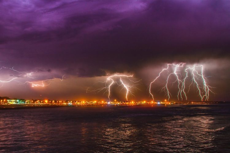 Proteção Civil lança alerta: Depressão Cláudia atinge Portugal com chuva torrencial, ventos até 110 km/h e mar revolto