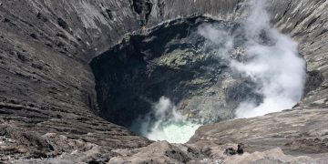 Vulcão de Santa Bárbara eleva alerta para V3 e aumenta vigilância nos Açores