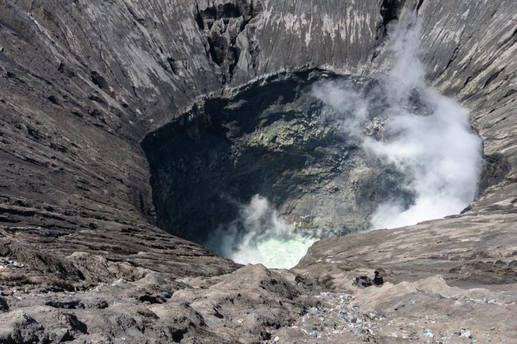 Vulcão de Santa Bárbara eleva alerta para V3 e aumenta vigilância nos Açores Vulcão de Santa Bárbara eleva alerta para V3 e aumenta vigilância nos Açores