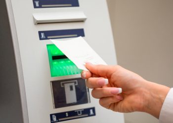 O talão esquecido no multibanco é uma burla: saiba como funciona e como se proteger