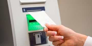 O talão esquecido no multibanco é uma burla: saiba como funciona e como se proteger