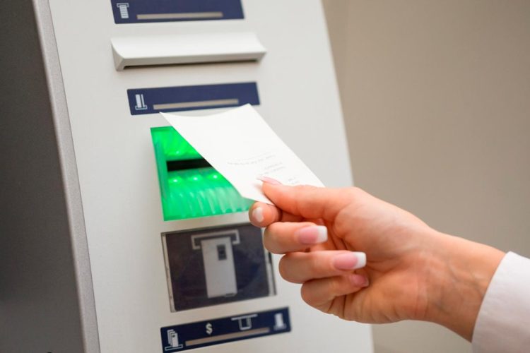 O talão esquecido no multibanco é uma burla: saiba como funciona e como se proteger