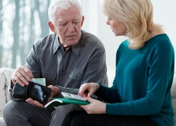 Documentos do Orçamento do Estado 2026 com cifras financeiras e gráficos de impacto nas famílias portuguesas