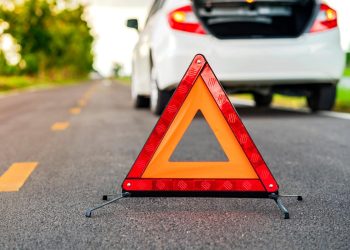 Baliza V-16 luminosa colocada no tejadilho de um automóvel numa estrada espanhola