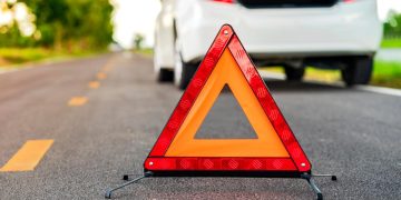 Baliza V-16 luminosa colocada no tejadilho de um automóvel numa estrada espanhola