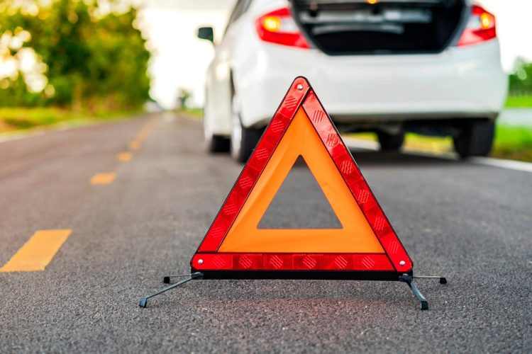 Adeus aos triângulos: a mudança silenciosa que está a salvar vidas nas estradas de Espanha Baliza V-16 luminosa colocada no tejadilho de um automóvel numa estrada espanhola