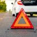 Baliza V-16 luminosa colocada no tejadilho de um automóvel numa estrada espanhola