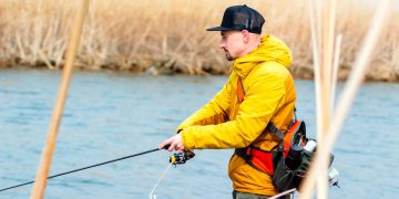 Trabalhador observado por detetive durante baixa médica em atividade física