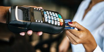 Conta bancária bloqueada impede pagamento com cartão num terminal