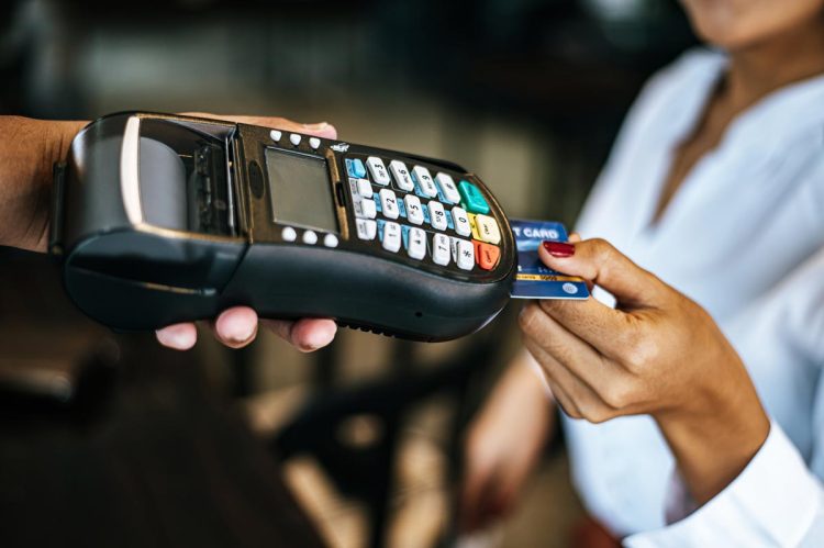 Conta bancária bloqueada impede pagamento com cartão num terminal