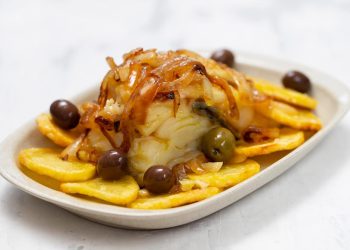 Bacalhau de cura amarela graúdo exposto para a consoada de Natal