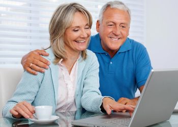 Trabalhador português a preparar a reforma com gráficos de projeção da OCDE