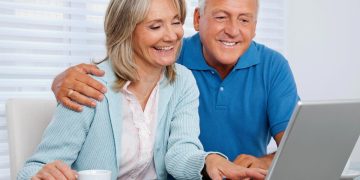 Trabalhador português a preparar a reforma com gráficos de projeção da OCDE