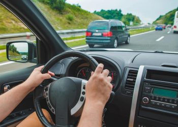 Carro a ultrapassar pela direita numa autoestrada com tráfego intenso