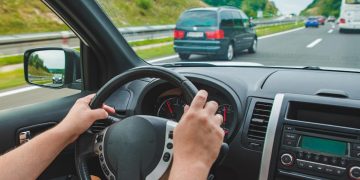 Carro a ultrapassar pela direita numa autoestrada com tráfego intenso