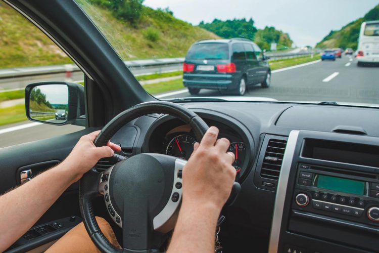 Carro a ultrapassar pela direita numa autoestrada com tráfego intenso