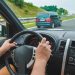 Carro a ultrapassar pela direita numa autoestrada com tráfego intenso