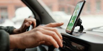 suporte de telemóvel colado no centro do para-brisas de um automóvel