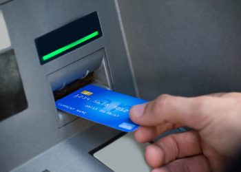 Terminal Multibanco adulterado com skimmer e teclado falso, usado em fraudes bancárias.