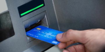 Terminal Multibanco adulterado com skimmer e teclado falso, usado em fraudes bancárias.
