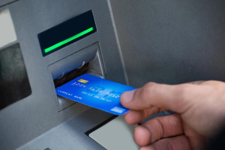 Terminal Multibanco adulterado com skimmer e teclado falso, usado em fraudes bancárias.