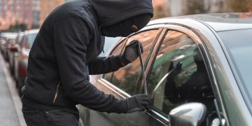 volante e interior de carro alvo de furto automóvel