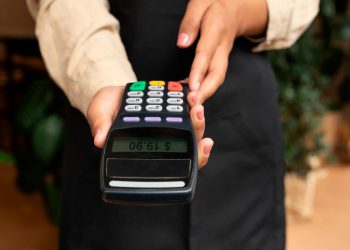 Pagamentos Multibanco: o gesto simples com a mão que pode evitar burlas e perdas de dinheiro Utilizador a tapar o teclado de um terminal Multibanco ao introduzir o PIN