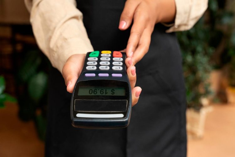 Pagamentos Multibanco: o gesto simples com a mão que pode evitar burlas e perdas de dinheiro Utilizador a tapar o teclado de um terminal Multibanco ao introduzir o PIN