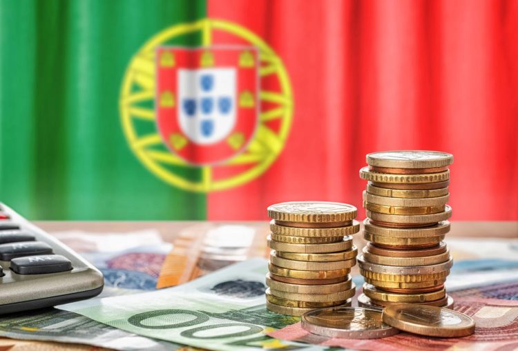 Bandeira de Portugal associada a indicadores económicos positivos