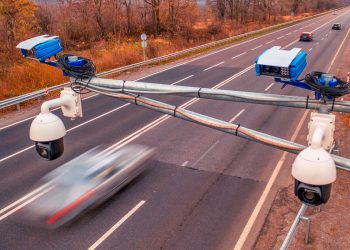 Radar TruCAM II a fiscalizar velocidade numa estrada em Espanha