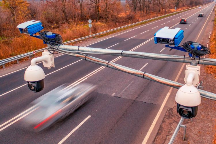 Radar TruCAM II a fiscalizar velocidade numa estrada em Espanha