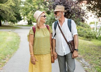 Reformados britânicos a desfrutar do litoral português ao pôr do sol