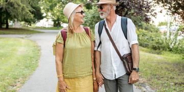 Reformados britânicos a desfrutar do litoral português ao pôr do sol